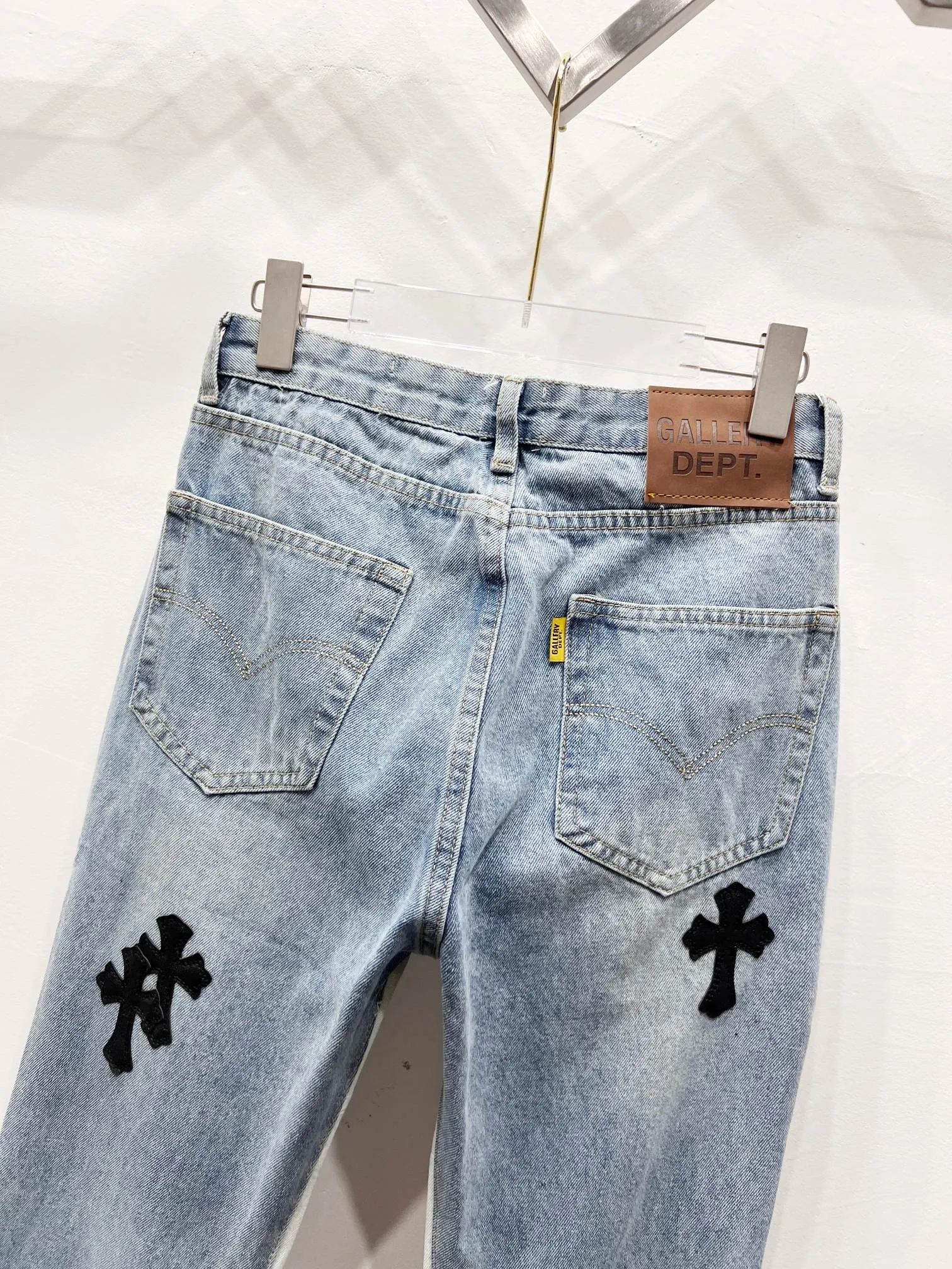 P260 Style No.: (c065) GALLERY DEPT spliced cross loose washed flared jeans, truly restoring the ultimate texture of Vintage. The original hardware accessories, washed and other elevators, QR code analysis are all purchased from the original factory, high degree of restoration, you are welcome to compare the products~ Three-dimensional version, loose and comfortable, not picky about the figure, taller and slimmer, factory Seiko, original factory quality control, same style for men and women, can be matched with couples, versatile recommendation, must-have jeans for all seasons, fashionable people have been disappointed From the quality selection of fabrics, the tailoring of details, and the matching of patterns, everything is impeccable! The upper body is so handsome when worn...it can be easily worn by men, women and children! The craftsmanship uses heavy-duty washed pure cotton denim fabric. After washing, it is soft and thick. It is very stylish when worn on the body. Size: 28, 30, 32, 34, 36 (S-XXL) Color: Stitching
